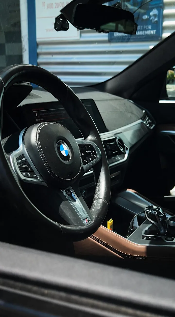 פנים רכב BMW ועבודה על גלגל, מתוך יום צילום במוסך ברחובות