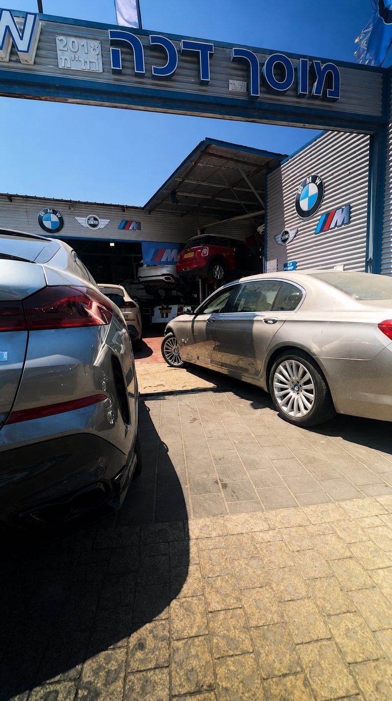 מוסך המתמחה ב-BMW ו-MINI, רכב על מתקן הרמה בתוך הסדנה